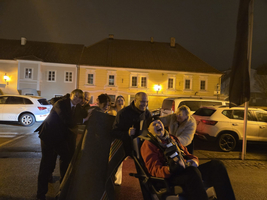 Eine Gruppe von Menschen lacht und feiert in einem nächtlichen Umfeld.