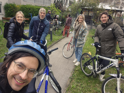 Selfie von mehreren Personen mit Fahrrädern beim Samariterbund Fahrradcheck