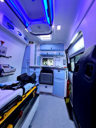 Innenansicht eines Krankenwagens mit einem behandelnden Platz und medizinischen Geräten.