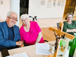 Ein Mann und eine Frau schütteln sich die Hände und lächeln.