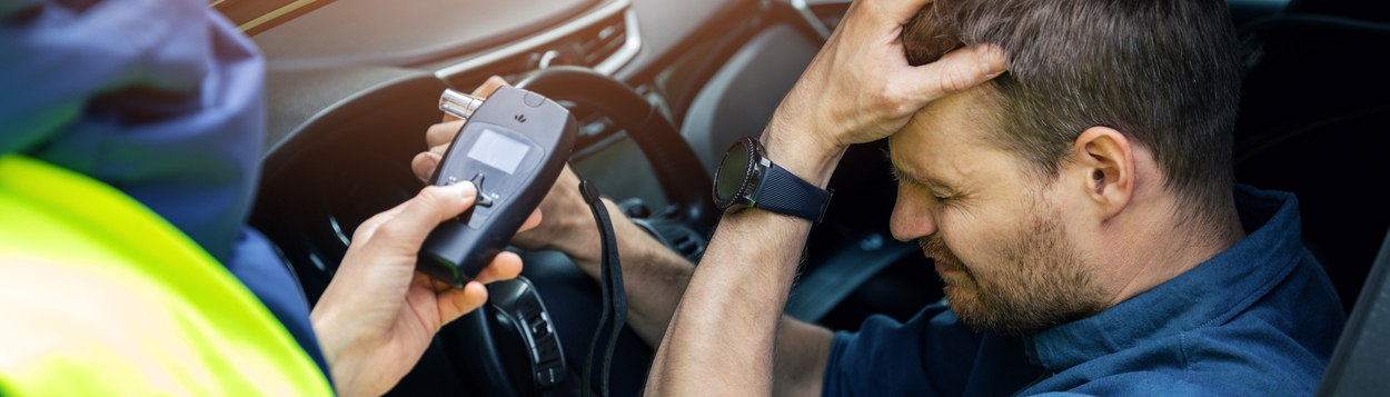 Autofahrer wird auf Alkohol getestet