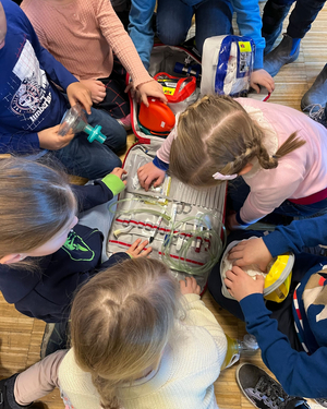 Gemeinsam untersuchten die Kinder den Inhalt des Rettungswagens.