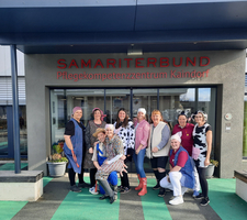 Gruppe von Frauen in Kostümen vor dem Pflegekompetenzzentrum Samaritlerbund Kaindorf.