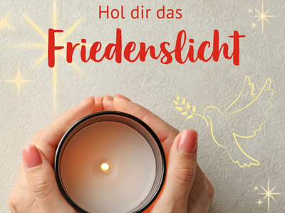 Hände halten eine Kerze