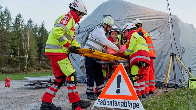  Emergency Medical Team (EMT) bei einer Einsatzübung 