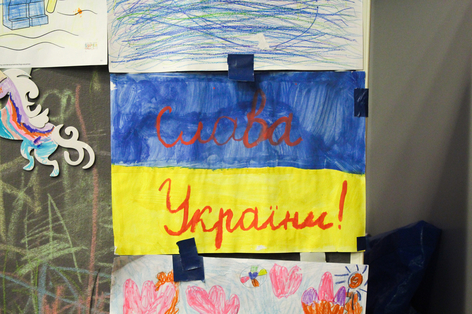 Foto mit Zeichnung von ukrainischer Flagge