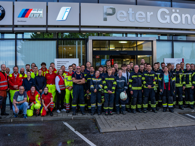 Samariter und Feuerwehrleute vor Autohaus Göndle