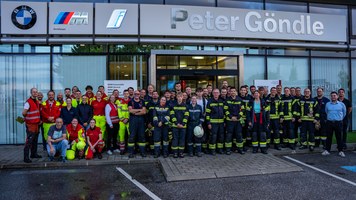 Samariter und Feuerwehrleute vor Autohaus Göndle