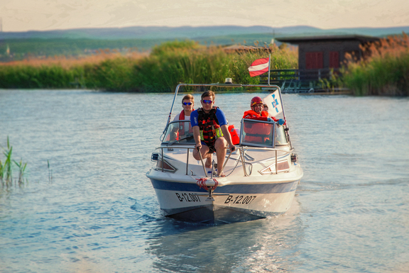 Rettungsboot im Wasser, Mannschaft an Bord