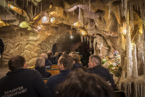 Blick auf eine Höhle mit Besuchern und dekorativen Elementen aus dem Märchen.