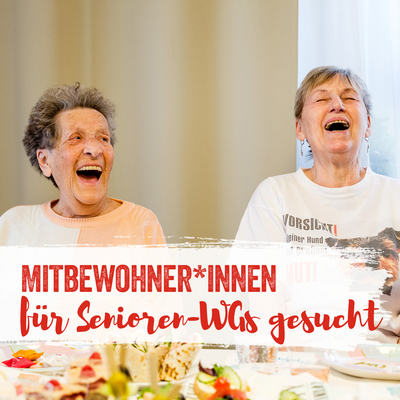 zwei Seniorinnen sitzen an Tisch mit Essen und lachen herzlich, auf Bild Swusch mit Text: Mitbewohner*innen für Senioren-WGs gesucht