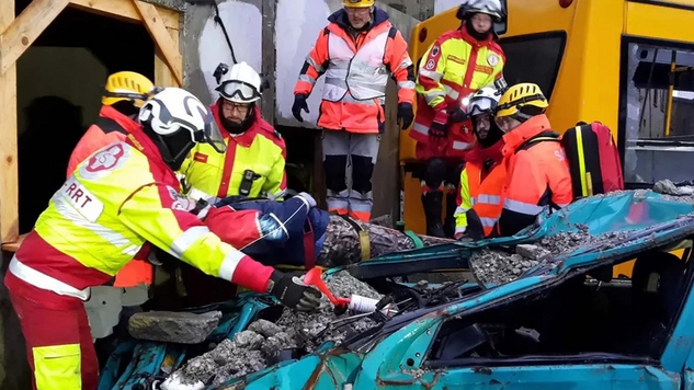 SA-RRT-Team bergen beschädigtes Auto nach Erdbeben (Übung)