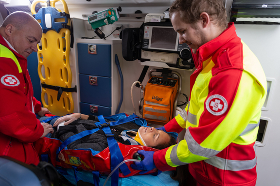 Samariterbund-Sanitäter mit Patient im Rettungswagen