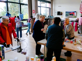 Ältere Frauen unterhalten sich in einem Bekleidungsgeschäft.