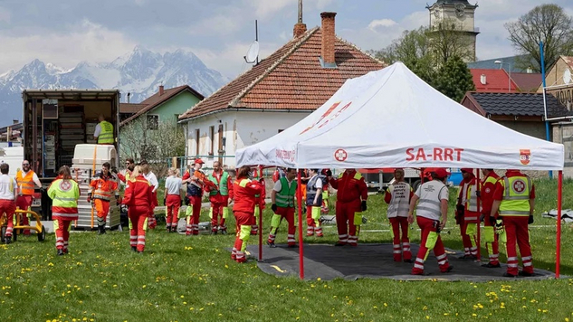 SA-RRT-Team unter einem, an den Seiten offenem Zelt