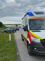Einsatzfahrzeuge stehen an einer Unfallstelle auf der Autobahn.
