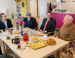 Bei einer gemeinsamen Jause wurde der runde Geburtstag gefeiert.