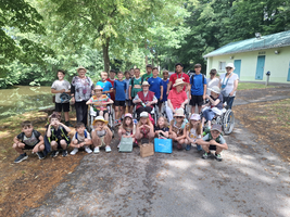 Gruppe von Kindern und Senioren lächelt gemeinsam im Freien.