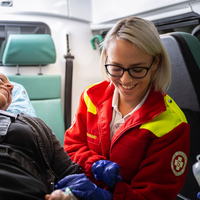 Rettungssanitäterin im Rettungswagen