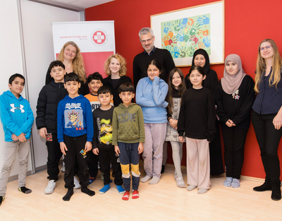 Eva-Maria Holzleitner, Bundesvorsitzenden der SPÖ Frauen, besuchte eines unserer LernLEOs. Gemeinsam mit den Verantwortlichen des LernLEOs und den Kindern posierte sie für ein Foto.