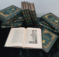 Eine offene Buchseite neben mehreren geschlossenen, gebundenen Büchern zum Thema Monarchie.