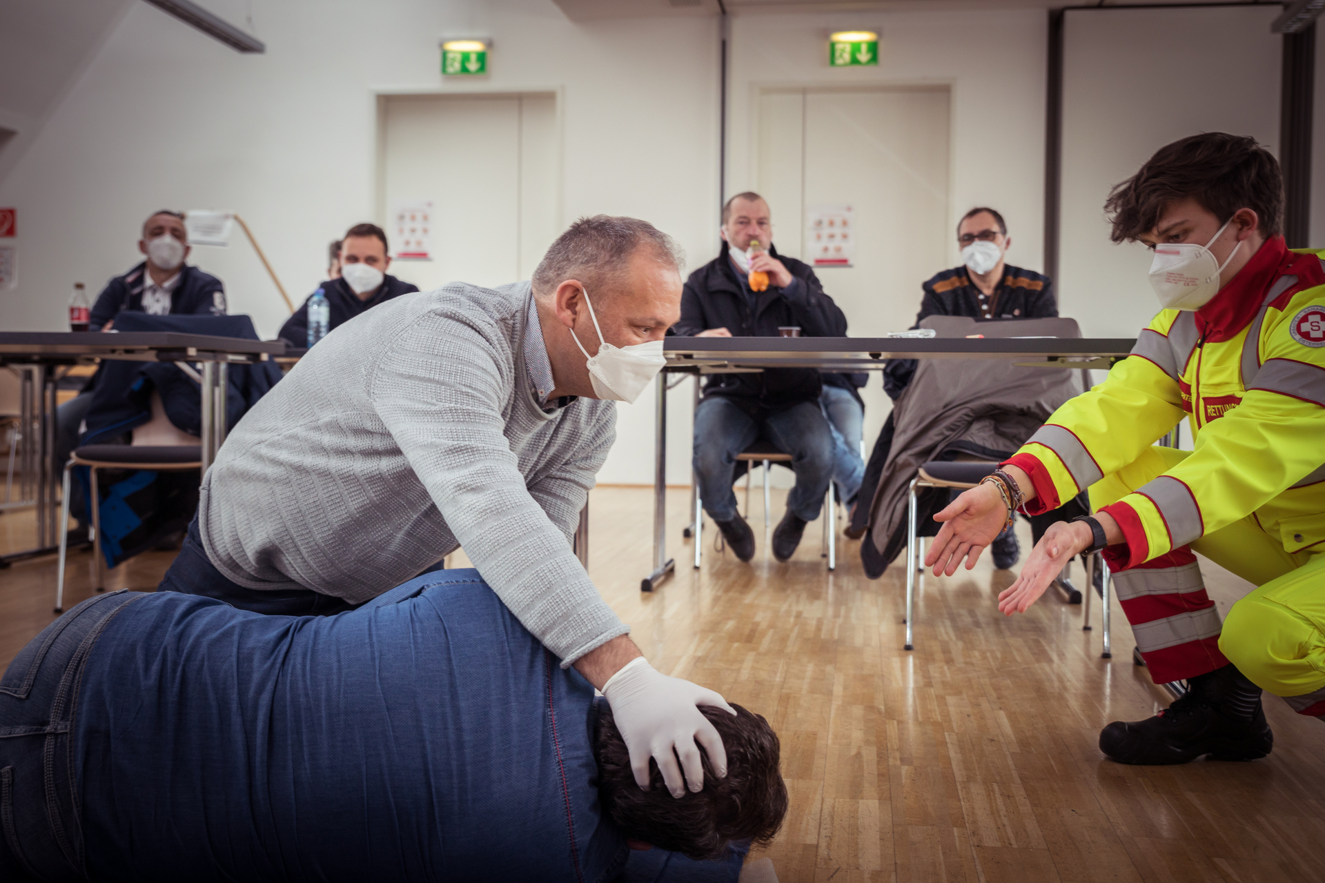 Übung Seitenlage im Erste-Hilfe-Kurs