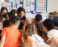 Mehrere Kinder stehen in einem Kreis, LernLEO, Event, Tanzworkshop