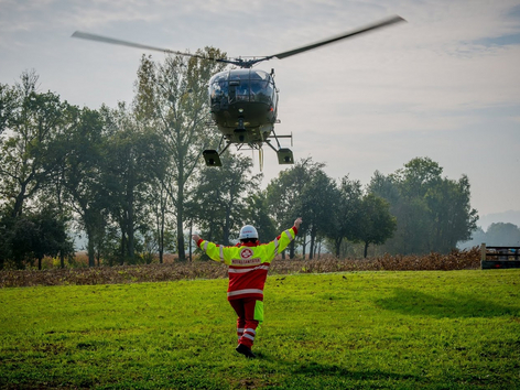 KHD-Mitglied weist Hubschrauber ein