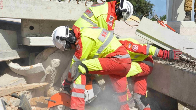 SA-RRT-Mitglieder schneiden Beton