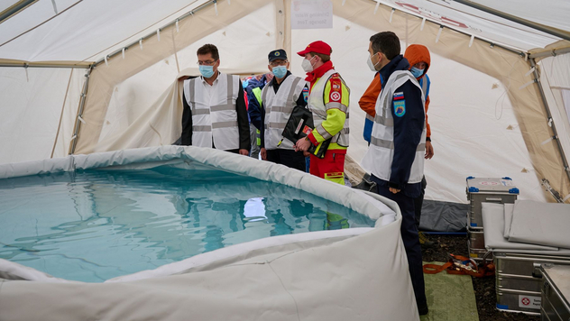 SA-RRT-Mitglieder stehen um Auffangbecken für Trinkwasseraufbereitungsanlage 