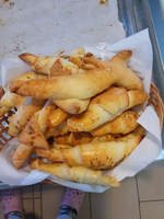 Ein Korb mit frischen, gebackenen Teigstücken.