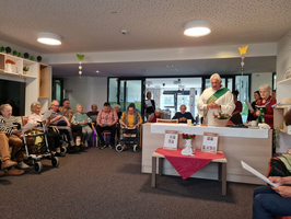 Eine religiöse Zusammenkunft mit älteren Menschen in einem Gemeinschaftsraum.