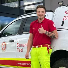 Zivildiener Markus vom Samariterbund-Tirol vor Rettungsauto