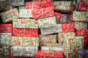 Vielzahl von festlich verpackten Geschenken in verschiedenen Farben und Mustern.