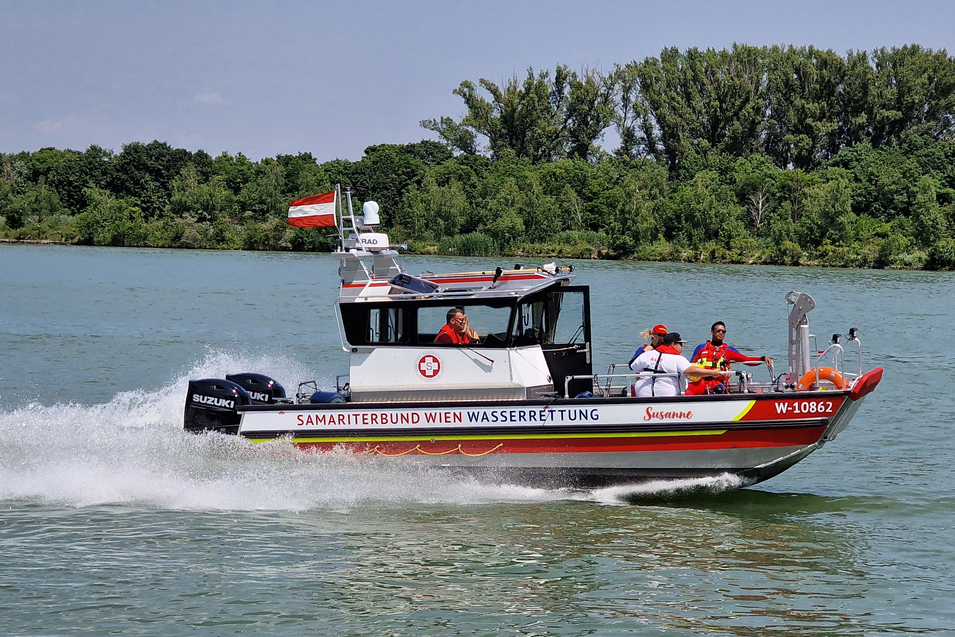 Rettungsboot 'Susanne' fährt auf dem Wasser, Wasserrettung 