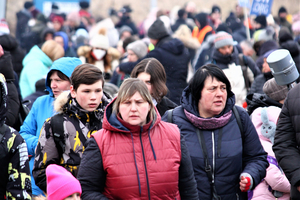Eine Gruppe von Menschen geht zusammen auf einer belebten Straße.