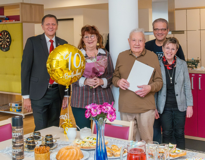 Nikolaus Mohr zusammen mit Bezirksvorsteher Thomas Steinhart und seiner Tochter.