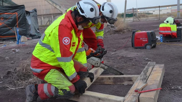 2 SA-RRT-Mitglieder schneiden mit Motorsäge Holz 