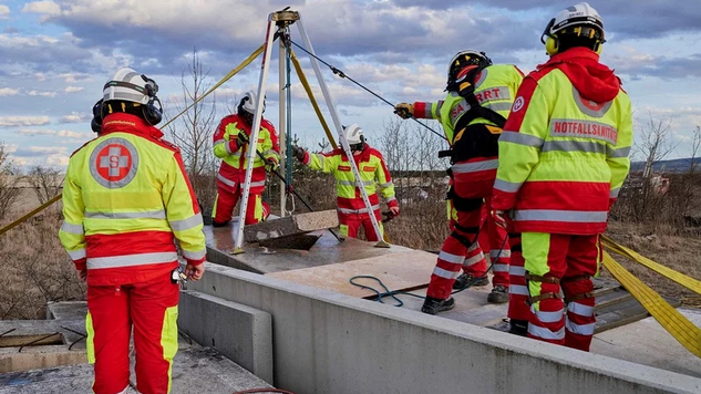 SA-RRT-Mitglieder bei einer Erdbeben-Übung