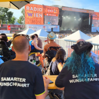 Menschen genießen ein Konzert bei der Wien Energie Festbühne.