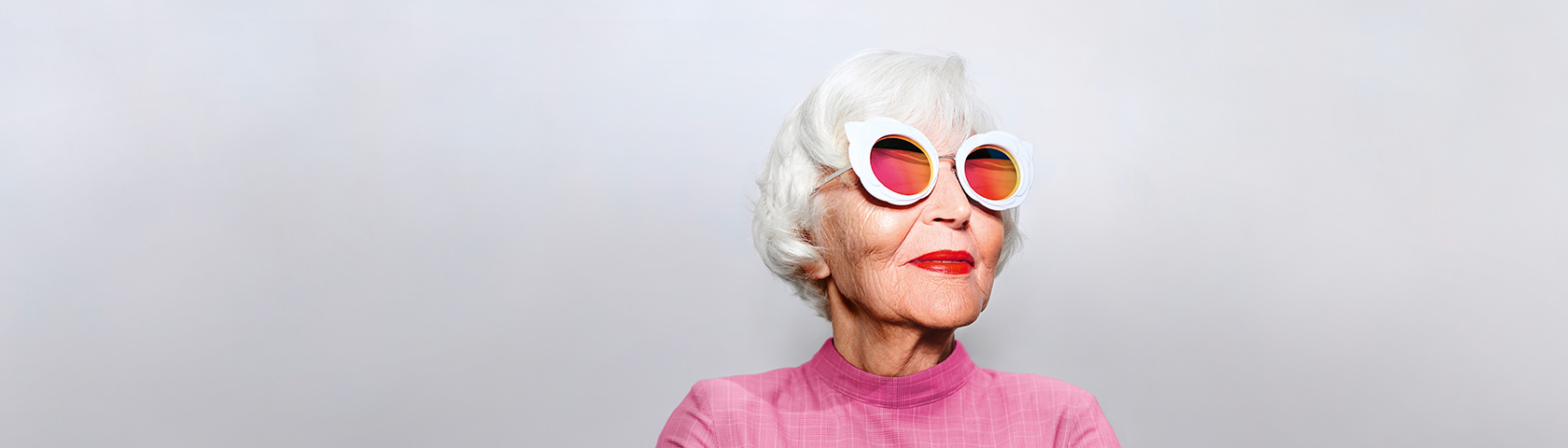 Coole ältere Dame mit Sonnenbrille