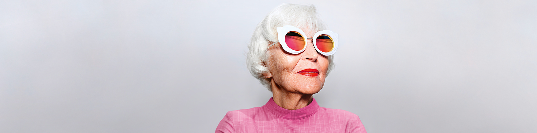 Coole ältere Dame mit Sonnenbrille
