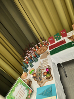 Weihnachtliche Verkaufsstände mit Dekorationen und Grußkarten.