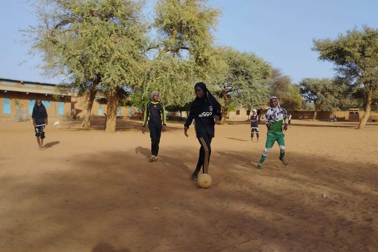 Nigerianische Kinder beim Fußballspielen
