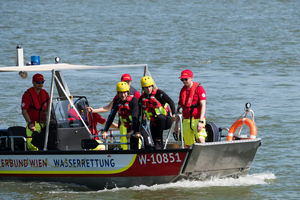 Rettungsboot mit Einsatzkräften auf einem Gewässer.