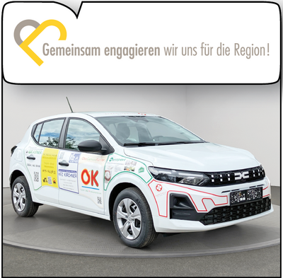 Ein weißer Dacia Sandero PKW mit Aufklebern der Sponsoren