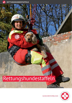 Cover Folder Rettungshundestaffel mit Einsatzkraft, die sich mit Hund abseilt