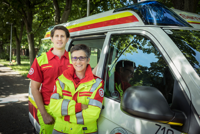 Zwei Sanitäter:innen vor Samariterbund-Rettungswagen