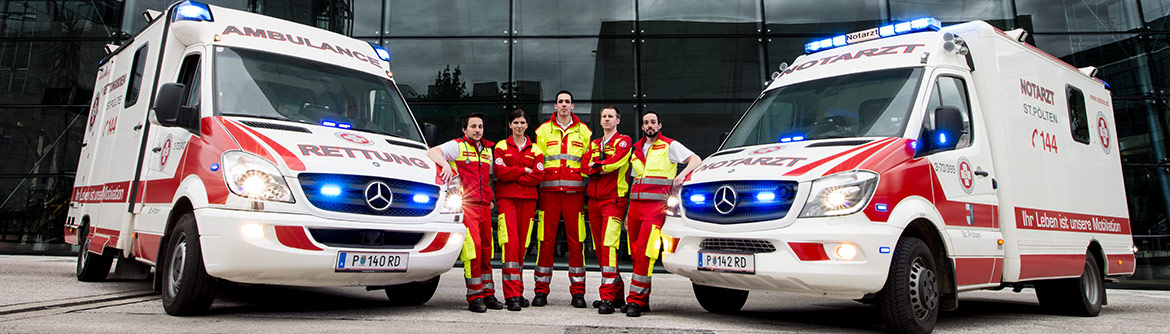 Samariter in Uniform, KTW und RTW vor Landhaus St. Pölten