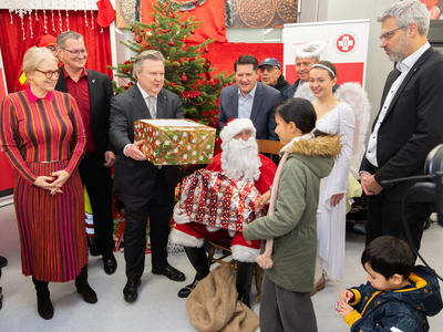 Michael Ludwig im Sozialmarkt des Samariterbund Wien übergibt Weihnachtsgeschenke an Kund:innen